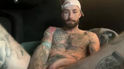 Snapshot of tuhands chatting on 10.24.25 Tuhands online show from 10.24.25