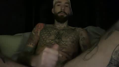 Snapshot of tuhands chatting on 10.26.25 Tuhands online show from 10.26.25