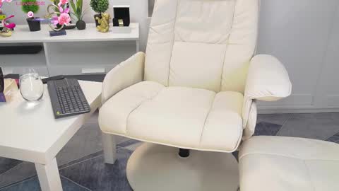 Snapshot of tunderflwer chatting on 09.19.25 Anna online show from 09.19.25