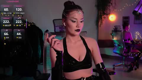 Miss Veth online show from 12.21.25