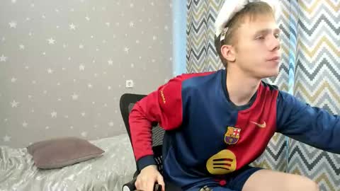 Snapshot of twelveeek chatting on 10.27.25 Angus online show from 10.27.25