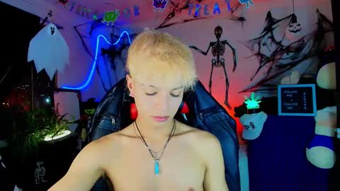 Snapshot of twink_sebas_ chatting on 10.30.25  Bad boy sebastian  online show from 10.30.25