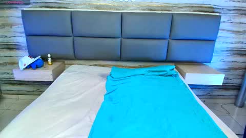 twinslovers_ online show from 10.20.25