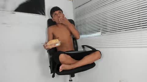 Snapshot of tyler_twink_boy chatting on 09.15.25 tyler_twink_boy online show from 09.15.25
