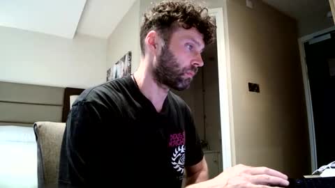 ukguyitsme online show from 05.12.26