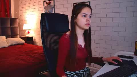 Snapshot of ulianeer chatting on 04.16.26 Ulia online show from 04.16.26