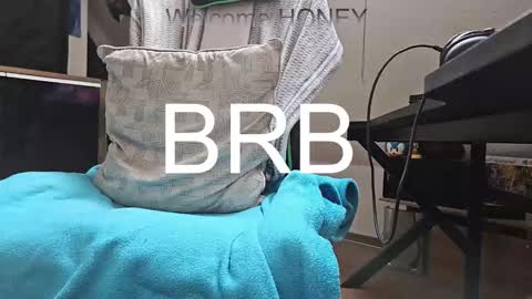 Snapshot of ultraunique chatting on 10.24.25 Mr.  Mrs. Smith online show from 10.24.25