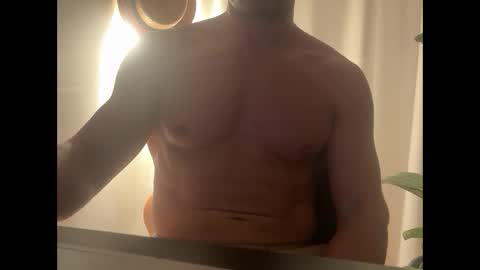 Snapshot of um_russo chatting on 10.08.25 Camacho online show from 10.08.25