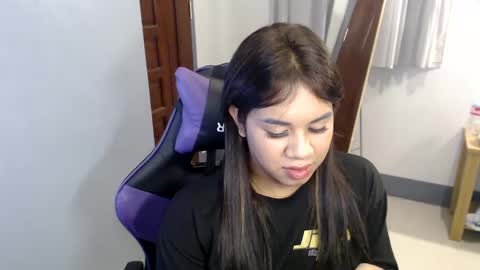 Snapshot of ur_cutiesthotasianxx chatting on 12.20.24 Vee online show from 12.20.24