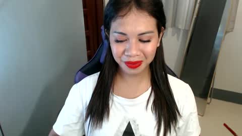 Snapshot of ur_cutiesthotasianxx chatting on 01.01.25 Vee online show from 01.01.25