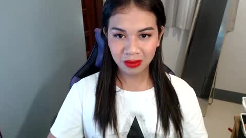 Snapshot of ur_cutiesthotasianxx chatting on 01.01.25 Vee online show from 01.01.25