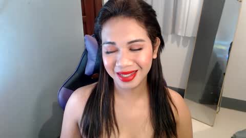 Snapshot of ur_cutiesthotasianxx chatting on 01.03.25 Vee online show from 01.03.25