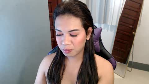 Snapshot of ur_cutiesthotasianxx chatting on 01.06.25 Vee online show from 01.06.25