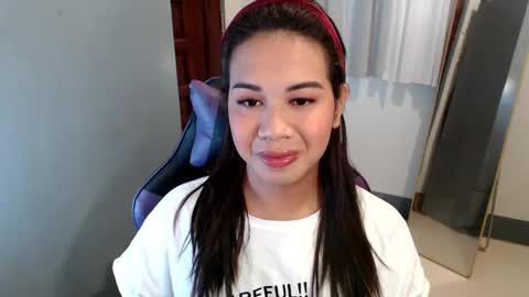 Snapshot of ur_cutiesthotasianxx chatting on 01.06.25 Vee online show from 01.06.25