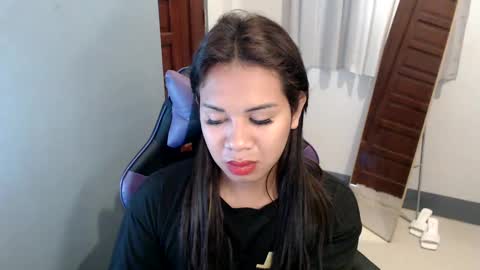 Snapshot of ur_cutiesthotasianxx chatting on 01.10.25 Vee online show from 01.10.25