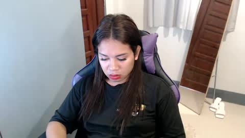 Snapshot of ur_cutiesthotasianxx chatting on 01.10.25 Vee online show from 01.10.25