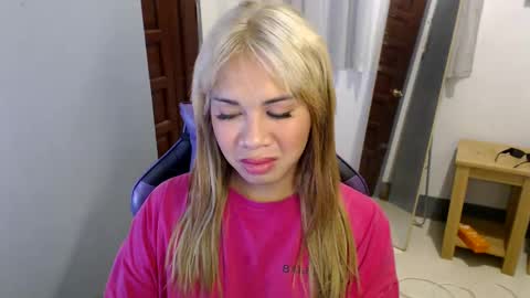 Snapshot of ur_cutiesthotasianxx chatting on 01.19.25 Vee online show from 01.19.25