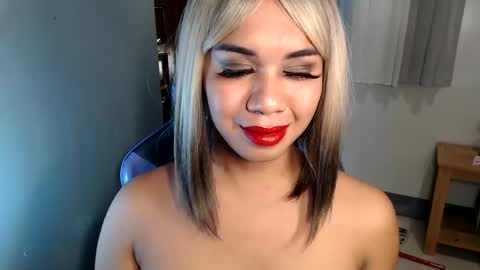 Snapshot of ur_cutiesthotasianxx chatting on 02.01.25 Vee online show from 02.01.25