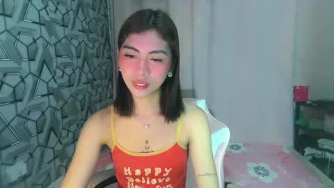 Snapshot of ur_extra_petite chatting on 05.12.26 online show from 05.12.26