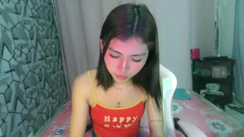 Snapshot of ur_extra_petite chatting on 05.12.26 online show from 05.12.26