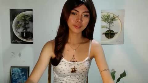Snapshot of ur_extra_petite chatting on 05.19.26 online show from 05.19.26