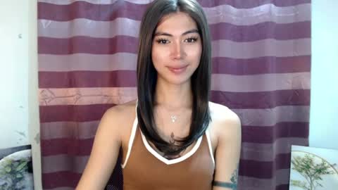Snapshot of ur_extra_petite chatting on 06.15.26 online show from 06.15.26