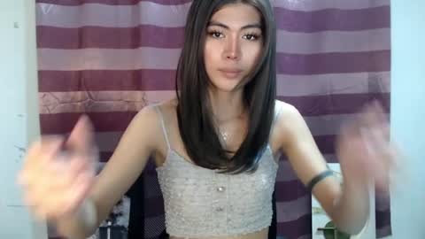Snapshot of ur_extra_petite chatting on 06.21.26 online show from 06.21.26