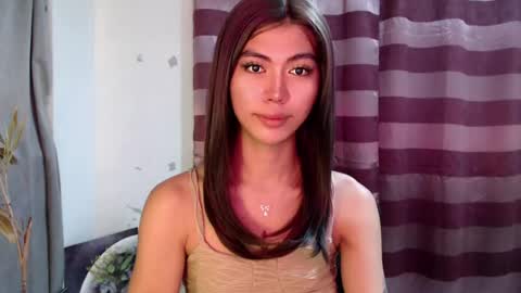 Snapshot of ur_extra_petite chatting on 06.25.26 online show from 06.25.26