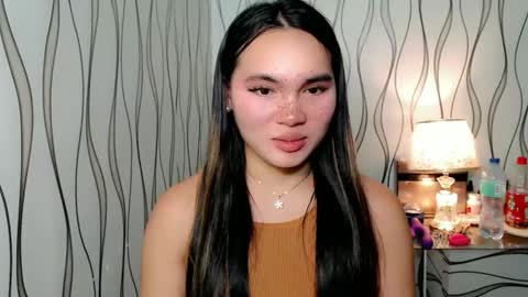 Snapshot of ur_innocent_girlx chatting on 10.08.25 QUEENSY online show from 10.08.25