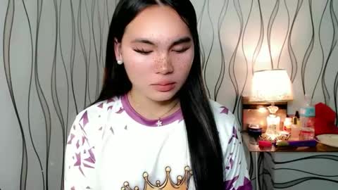 Snapshot of ur_innocent_girlx chatting on 10.21.25 QUEENSY online show from 10.21.25