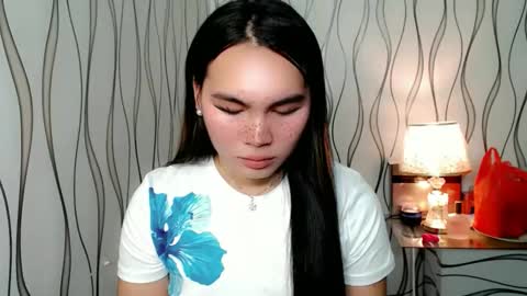 Snapshot of ur_innocent_girlx chatting on 10.28.25 QUEENSY online show from 10.28.25