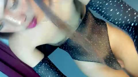 Snapshot of urhot_fcking_zoey chatting on 09.18.25 zoey noir online show from 09.18.25