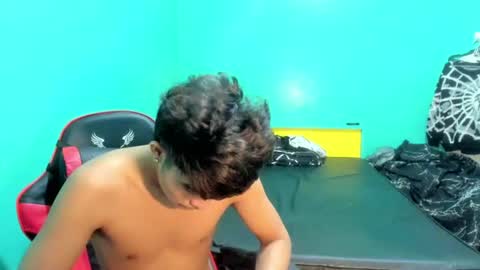 Snapshot of urhot_jeremyxx chatting on 06.15.26 jeremy online show from 06.15.26