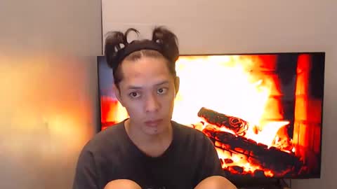 Snapshot of urpinoyasianx chatting on 01.12.25 Mel online show from 01.12.25