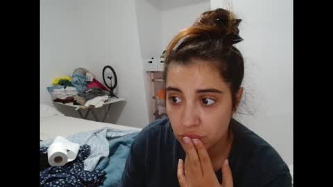 ursumi1 online show from 10.19.25