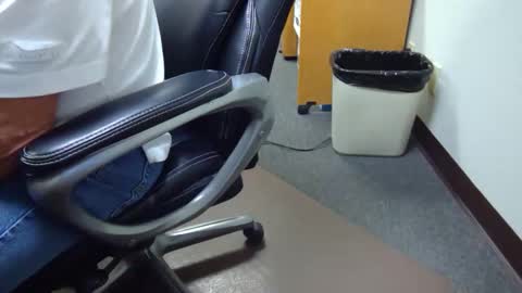 Snapshot of useemie chatting on 10.02.25 useemie online show from 10.02.25