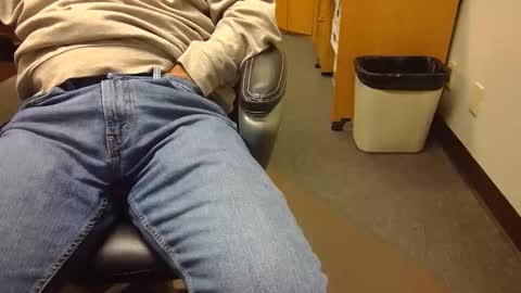 Snapshot of useemie chatting on 10.31.25 useemie online show from 10.31.25