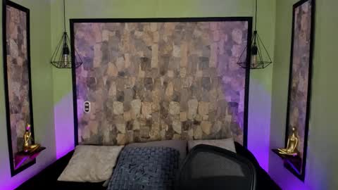 Snapshot of uyukie chatting on 10.18.25 UYUKIE online show from 10.18.25