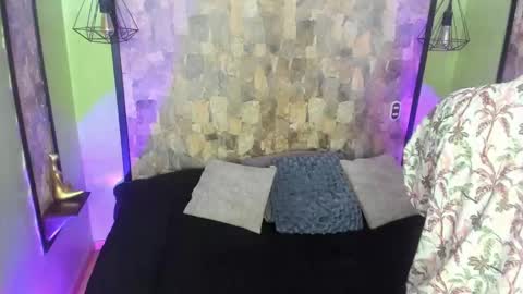 Snapshot of uyukie chatting on 10.23.25 UYUKIE online show from 10.23.25