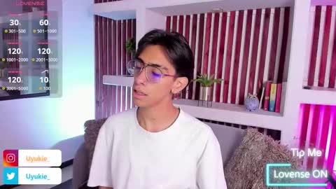 Snapshot of uyukie chatting on 10.28.25 UYUKIE online show from 10.28.25