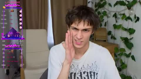 Snapshot of va1ora chatting on 10.11.25 Valora online show from 10.11.25