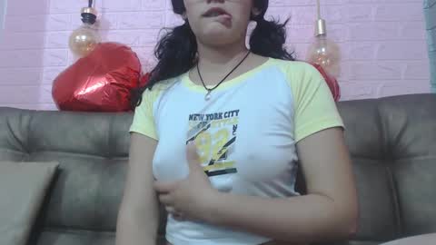 Snapshot of vainilla_cam chatting on 02.14.25 Vainilla online show from 02.14.25