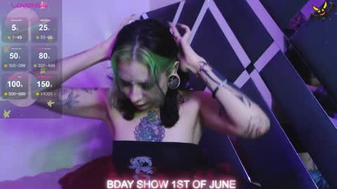 Vainilla Independent model online show from 05.17.26