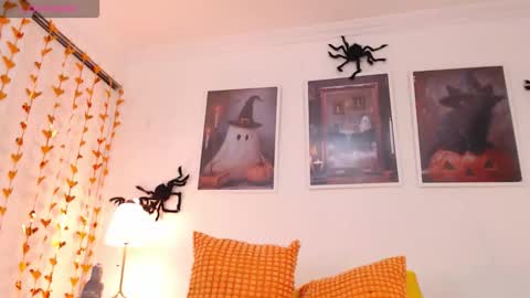 Snapshot of valen_ross_ chatting on 10.10.25 valentina Rossi 3 online show from 10.10.25