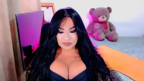 Snapshot of valentinaxqueen chatting on 12.17.24 online show from 12.17.24