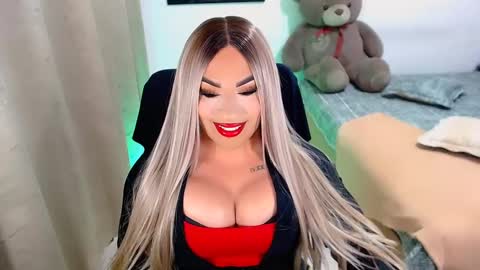 Snapshot of valentinaxqueen chatting on 02.15.25 online show from 02.15.25