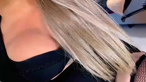 Snapshot of valentinaxqueen chatting on 03.01.25 online show from 03.01.25