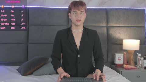 Snapshot of valentino_moon chatting on 12.17.24 valentino moon online show from 12.17.24