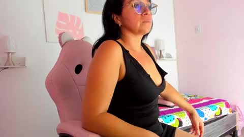 Snapshot of valeri_rodriguez41 chatting on 10.28.25 Valeri online show from 10.28.25