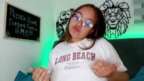 Snapshot of valeria_cherry chatting on 10.10.25 valeria online show from 10.10.25